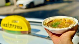 המונה טועם חומוס רוני פול בת ים