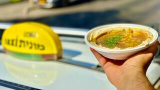 המונה טועם חומוס רוני פול בת ים