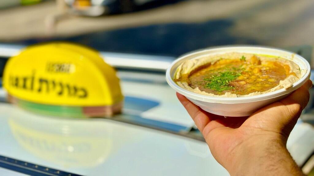 המונה טועם חומוס רוני פול בת ים