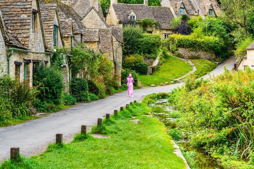 The village of Bibury during a peaceful moment (Photo: PhotoFires / shtterstock) הכפר ביבורי ברגע של שלווה