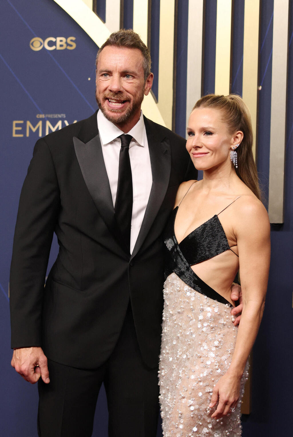 מצחיק? תלוי את מי שואלים. קריסטן בל ודקס שפרד (צילום: REUTERS/David Swanson)  קריסטן בל ודקס שפרד בטקס האמי, 2025