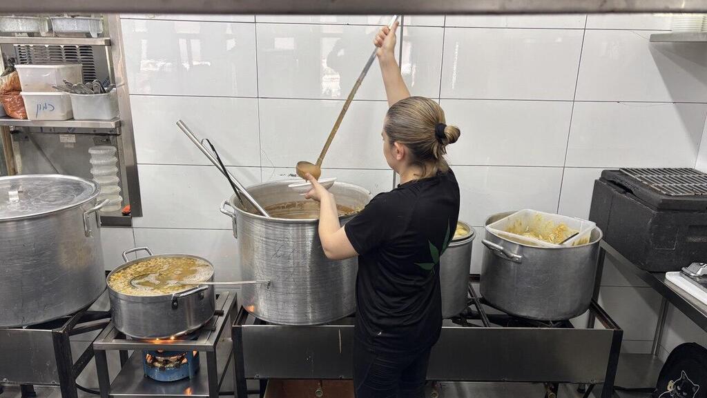 המונה טועם חומוס רוני פול בת ים