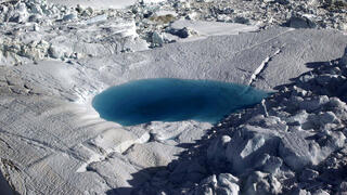 בריכה שנוצרה בקרחון יאקובסהאבן בגרינלנד כתוצאה משינויי האקלים