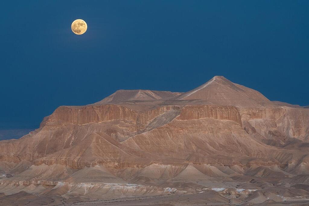 'Moon Over Hod Akev' (Photo: Ilan Shacham) "ירח מעל חוד עקב", בחירת העורכים בתמונת טבע