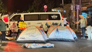 משפחות חטופים מקימות אוהלים מול מעון רה"מ בירושלים