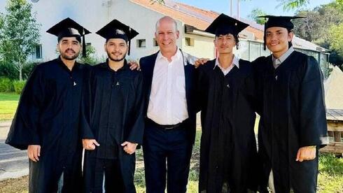 מימין: בירנדרה צ'אודהארי, פראבין דנגי, פרופ' חיים שקד, בידהאן סדג'וואל והימאנצ'ל קאטל 