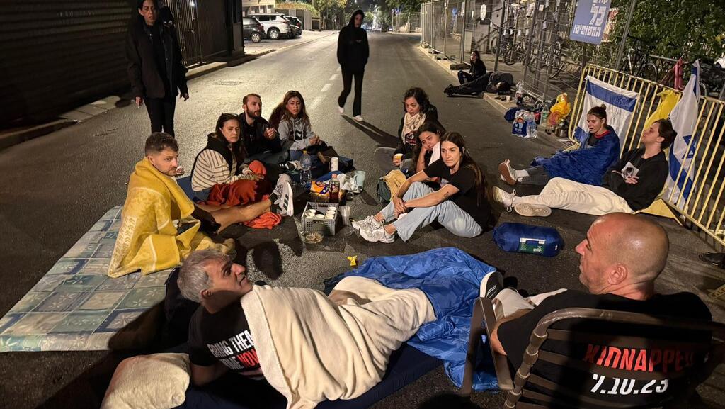 משפחות חטופים מפגינות מול מעון רה"מ בירושלים