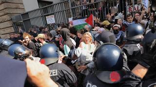 שוטרים מול סטודנטים פרו-פלסטינים באוניברסיטת הומבולדט של ברלין, בשנה שעברה