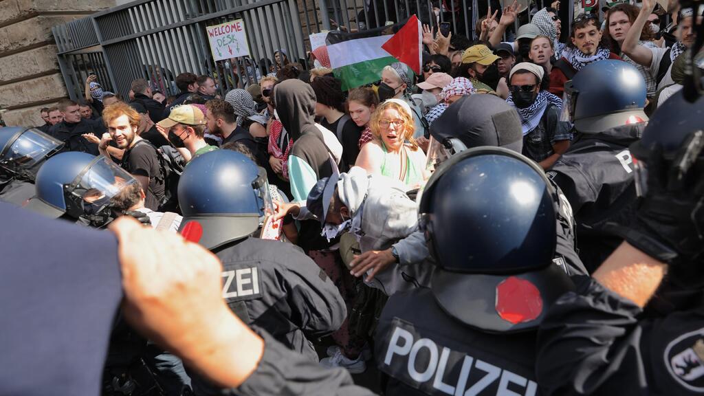 שוטרים מול סטודנטים פרו-פלסטינים באוניברסיטת הומבולדט של ברלין, בשנה שעברה