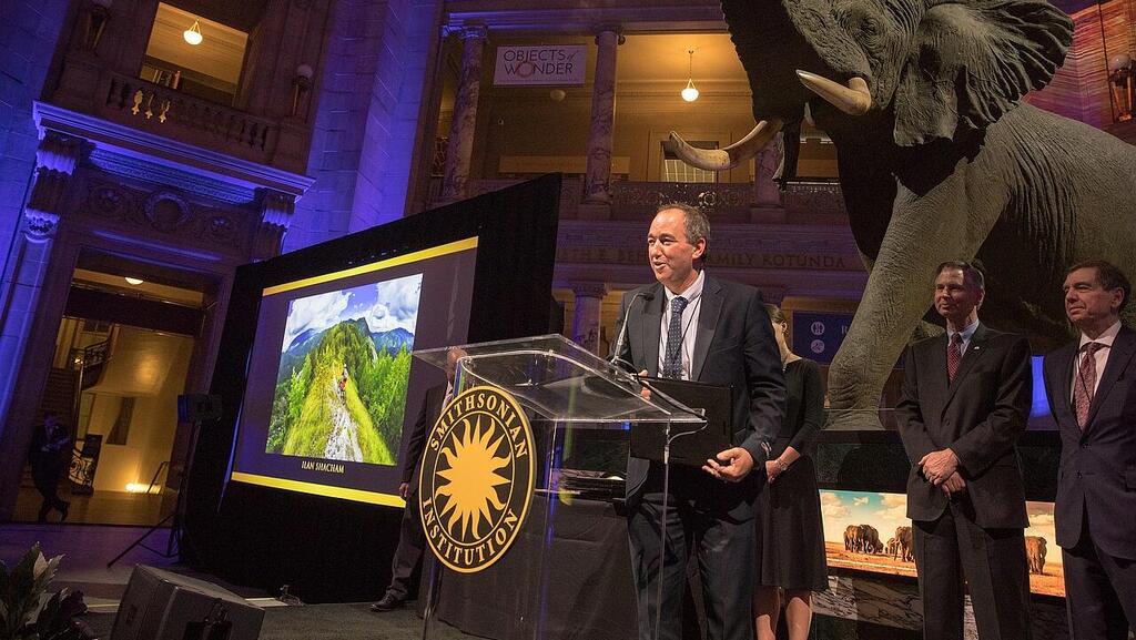 Ilan Shacham receives the award at the Smithsonian Museum in Washington (Photo: Larry Levin/NBP Awards 2017) אילן שחם מקבל את הפרס במוזיאון הסמיתסוניאן בוושינגטון