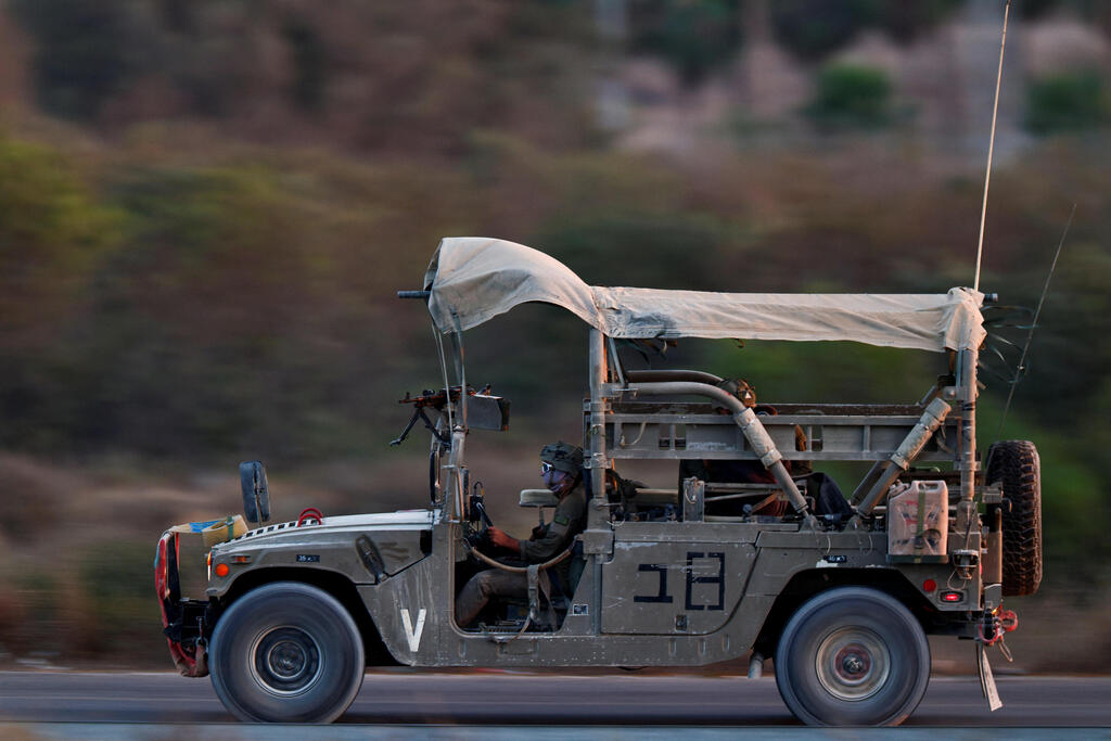 An IDF jeep near the Gaza border (Photo: REUTERS/Amir Cohen) ג'יפ צה"ל ליד גבול עזה
