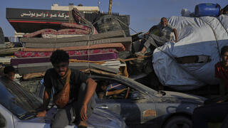 עקורים פלסטינים מתפנים לכיוון דרום הרצועה