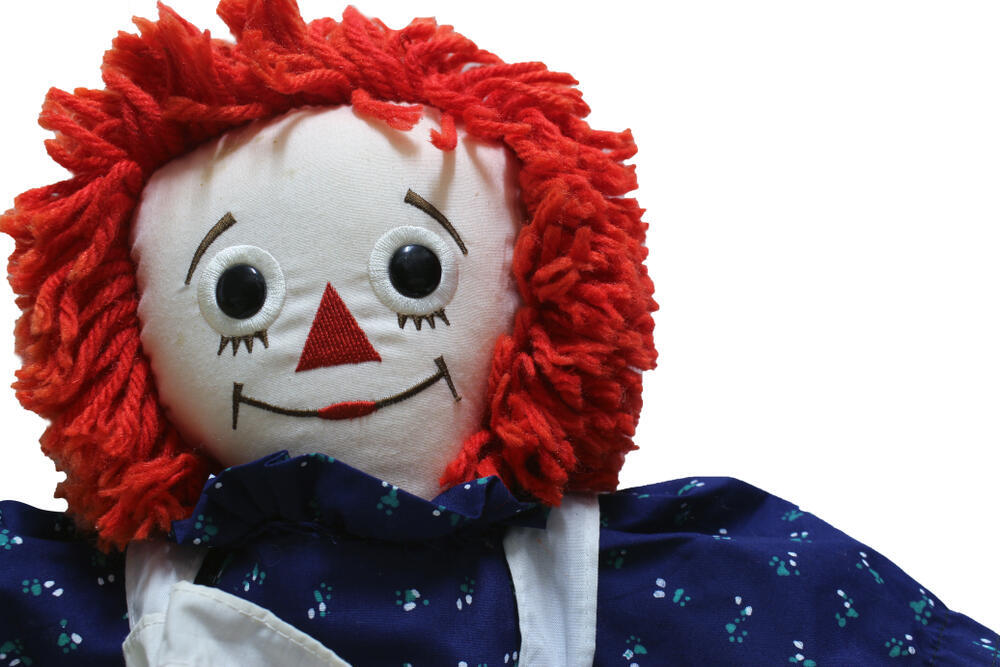 It began moving from room to room and leaving behind notes with messages. Raggedy Ann doll (Photo: Shutterstock) בובת ראגדי אן