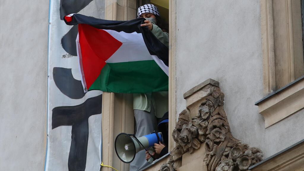 סטודנטים פרו-פלסטינים שהשתלטו על בניין אוניברסיטת הומבולדט של ברלין בשנה שעברה