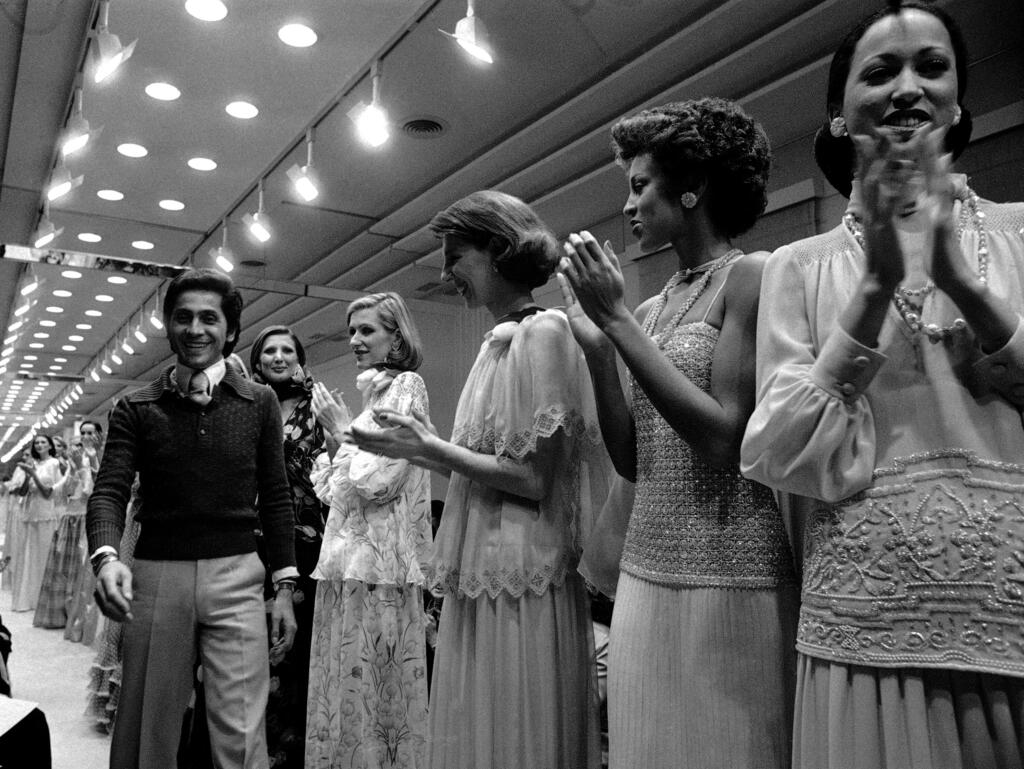 ולנטינו גרוואני בתצוגת אביב-קיץ 1975 בעיצובו