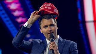 צ'רלי קירק עם כובע MAGA של תומכי טראמפ ארה"ב ארכיון דצמבר 2024