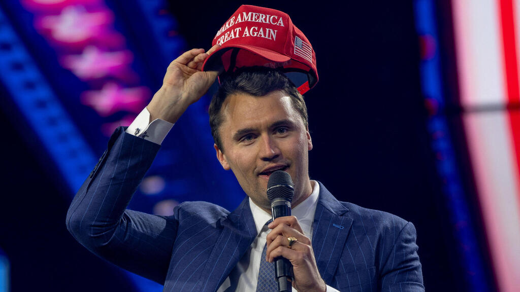 Charlie Kirk (Photo: Cheney Orr/File Photo/Reuters) צ'רלי קירק עם כובע MAGA של תומכי טראמפ ארה"ב ארכיון דצמבר 2024