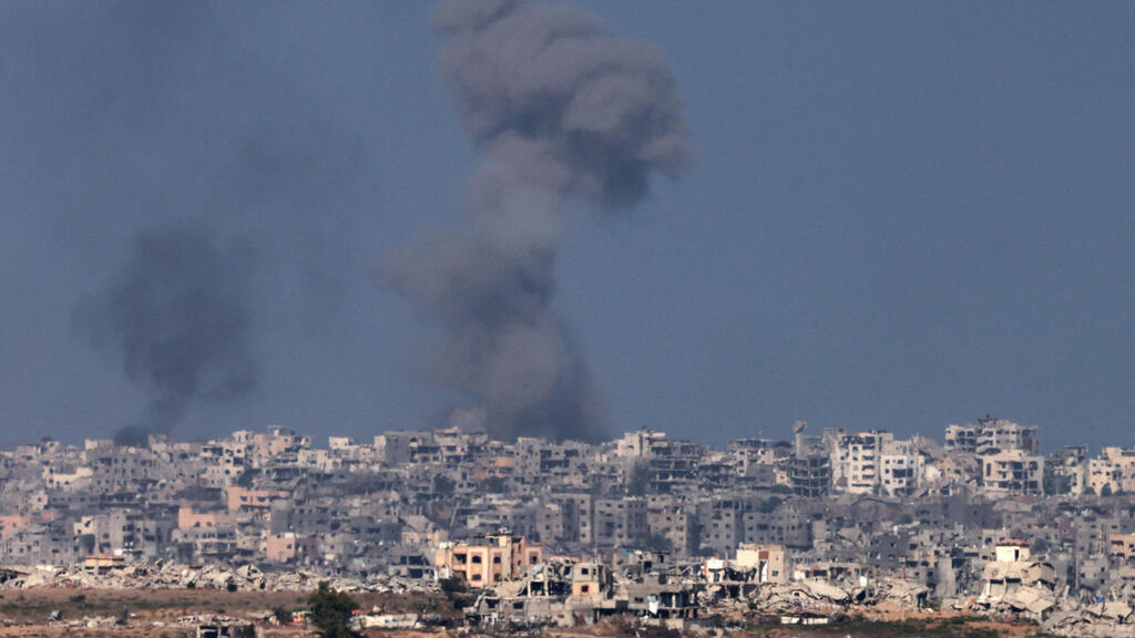 IDF attacks on Gaza City (Photo: Menahem Kahana / AFP) תקיפה אווירית ברצועה