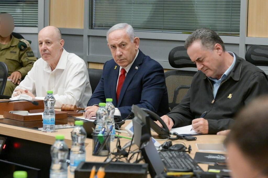 Photo: GPO ראש הממשלה נתניהו עם שר הביטחון כ"ץ וגורמי ביטחון בחמ"ל בקריה בזמן התקיפות בתימן