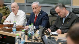 ראש הממשלה נתניהו עם שר הביטחון כ"ץ וגורמי ביטחון בחמ"ל בקריה בזמן התקיפות בתימן