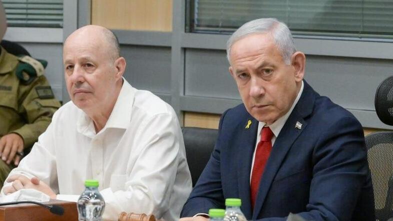 Цахи Ханегби и Биньямин Нетаниягу (Фото: Мааян Туаф, ЛААМ) ראש הממשלה נתניהו עם שר הביטחון כ"ץ וגורמי ביטחון בחמ"ל בקריה בזמן התקיפות בתימן