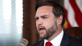 סגן נשיא ארה"ב ג'יי די ואנס מגיש מהבית הלבן את הפודקאסט של צ'רלי קירק אחרי שנרצח 15 בספטמבר