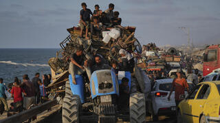 עקורים פלסטינים מתפנים לכיוון דרום הרצועה