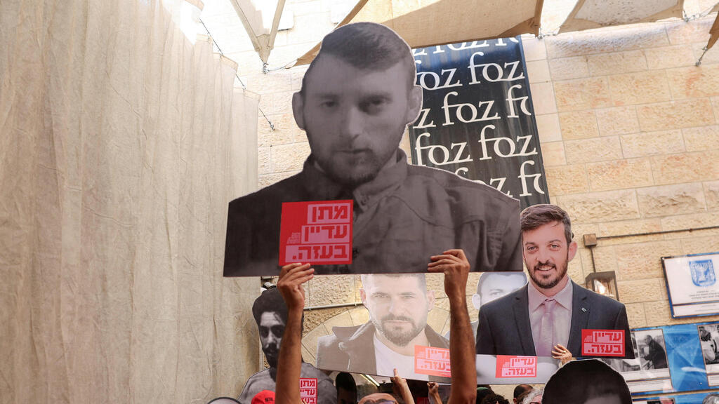 Акция за освобождение заложников (Фото: REUTERS/Ronen Zvulun) משפחות החטופים מוחות מול מעון רה"מ