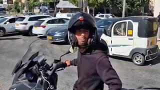 אופנוען תקף מילולית מפגינים ומשפחות חטופים בירושלים 