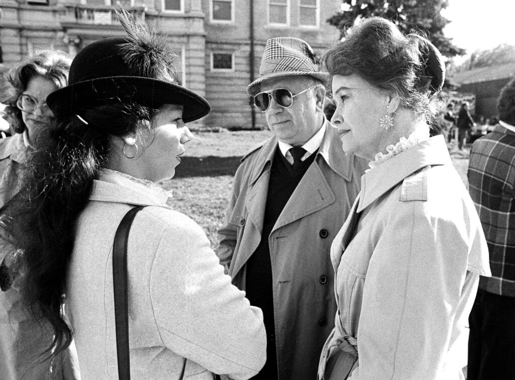 They faced strong opposition from a wide range of skeptics. Ed and Lorraine Warren (Photo: AP Photo/Bob Child) אד ולוריין וורן