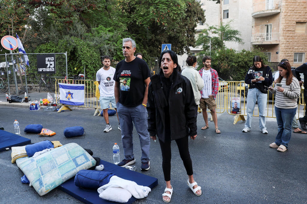 משפחות חטופים מוחות מחוץ למעון רה"מ