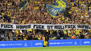 אוהדי מכבי ת"א והשלט מעורר המחלוקת