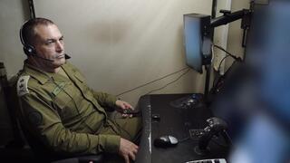 הרמטכ״ל, רב אלוף אייל זמיר, בביקור בבסיס חיל האוויר פלמחים צפה בכוחות המתמרנים עם מפעילי כטמ״ם המלווים את הכוחות הלוחמים בעזה