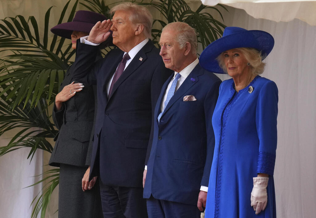 Супруги Трамп и королевская чета (Фото: AP Photo/Kirsty Wigglesworth, Pool) נשיא ארה"ב דונלד טראמפ מלניה טראמפ עם המלך צ'רלס ו- קמילה בטירת וינדזור