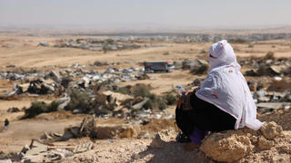 כוחות משטרה גדולים סייעו הבוקר (רביעי) לרשות מקרקעי ישראל (רמ"י) באכיפת צו הריסה שיפוטי של בנייה בלתי חוקית בפזורה א-סר הסמוכה לשגב שלום