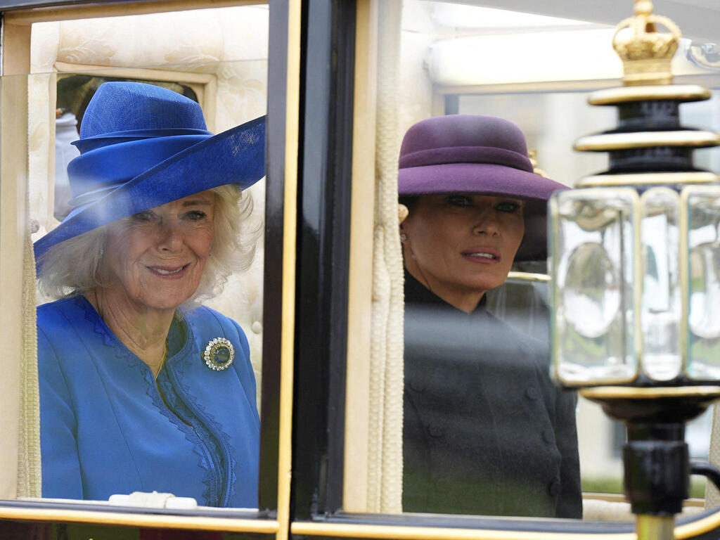 Королева Камилла и Мелания Трамп (Фото: Aaron Chown/Pool via REUTERS) מלניה טראמפ לצד מלכת בריטניה קמילה במהלך ביקור נשיא ארה"ב טראמפ ב בריטניה טירת ווינדזור