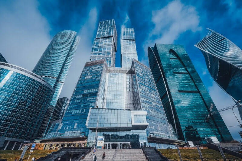 גורדי השחקים שבאחד מהם נחנך בית חב"ד