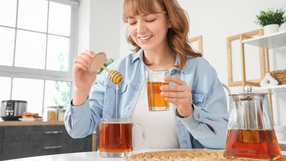 Добавлять мед в горячий чай - неправильно (Фото: shutterstock) Добавлять мед в горячий чай - неправильно