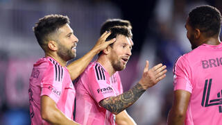 מסי ואלבה חוגגים מול סאונדרס