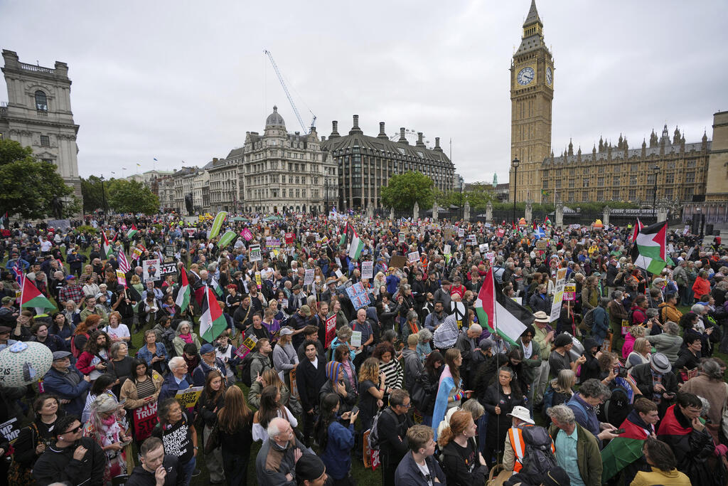 Демонстрации протеста против визита Трампа в Лондоне (Фото: AP Photo/Kin Cheung) הפגנה נגד ביקור נשיא ארה"ב טראמפ ב לונדון בריטניה