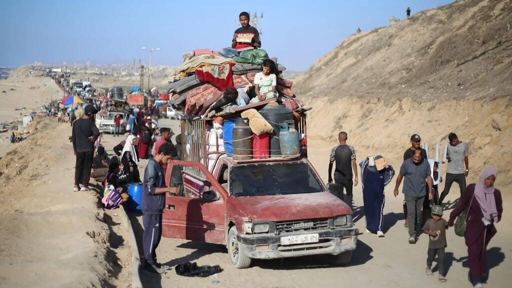 העקורים העזתים מתפנים מהעיר עזה