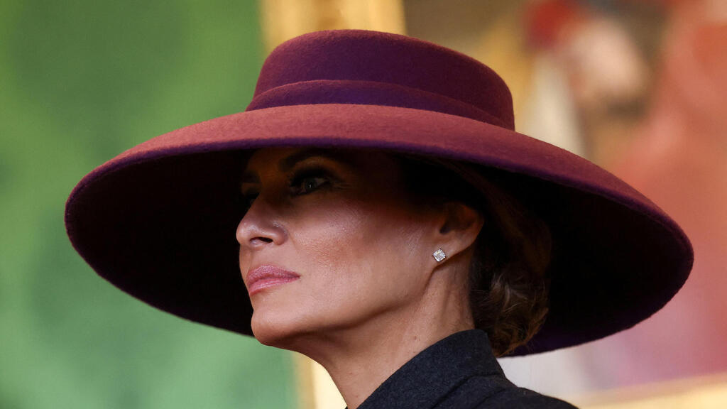 Мелания Трамп во время визита в Виндзорском замке (Фото: REUTERS/Kevin Lamarque) מלניה טראמפ במהלך ביקור נשיא ארה"ב טראמפ ב בריטניה טירת ווינדזור