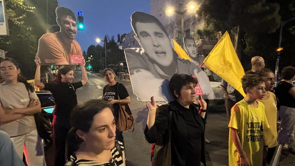 מחאת הארונות מול מעון רה״מ בירושלים בקריאה לסיום המלחמה ושחרור החטופים בעסקה