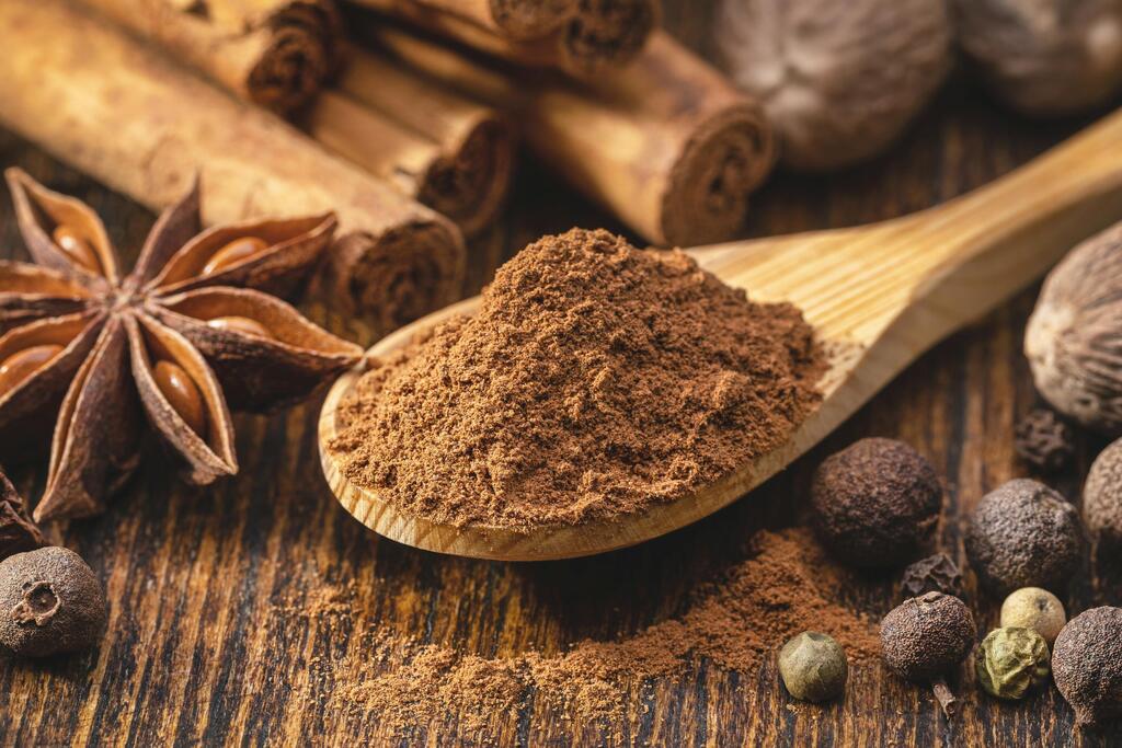 אגוז מוסקט. עשיר בנוגדי חמצון, כולל תרכובות פנוליות ושמנים אתריים