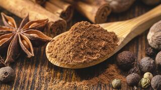 אגוז מוסקט. עשיר בנוגדי חמצון, כולל תרכובות פנוליות ושמנים אתריים