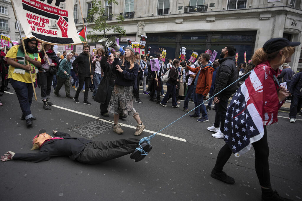 Демонстрации протеста против визита Трампа в Лондоне (Фото: AP Photo/Kin Cheung) הפגנה נגד ביקור נשיא ארה"ב טראמפ ב בריטניה ב לונדון