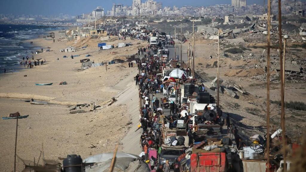 העקורים העזתים מתפנים מהעיר עזה