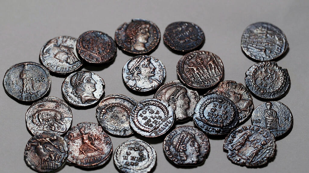 The rare hoard – 22 bronze coins over 1,600 years old. Photo: (Photo: Emil Aladjem, Israel Antiquities Authority) 22 המטבעות שהתגלו במערה