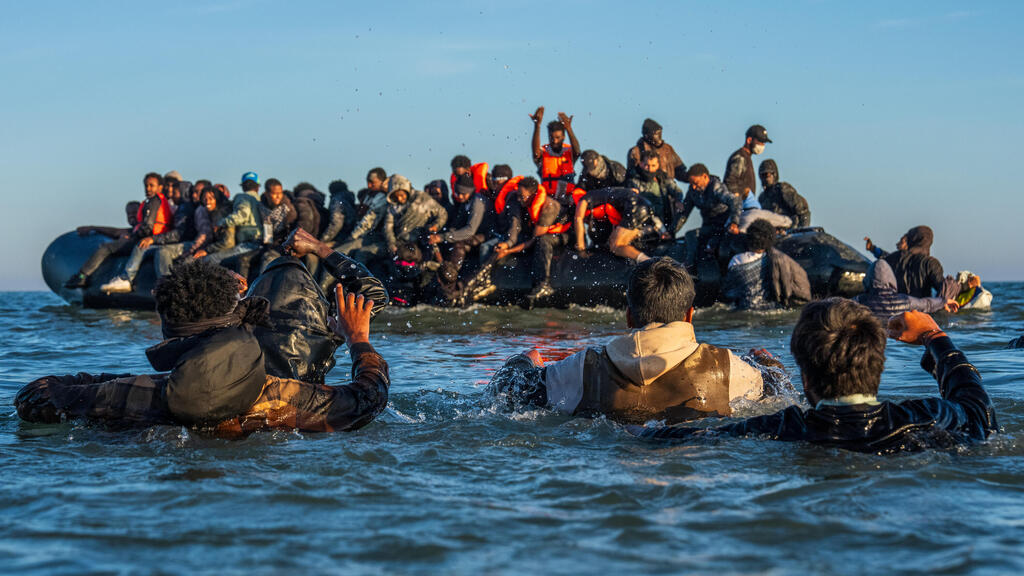 מהגרים חוצים ב סירה סירות את תעלת למאנש מחופי צרפת באזור גרבלין שליד העיר קאלה לכיוון אנגליה בריטניה 25 באוגוסט