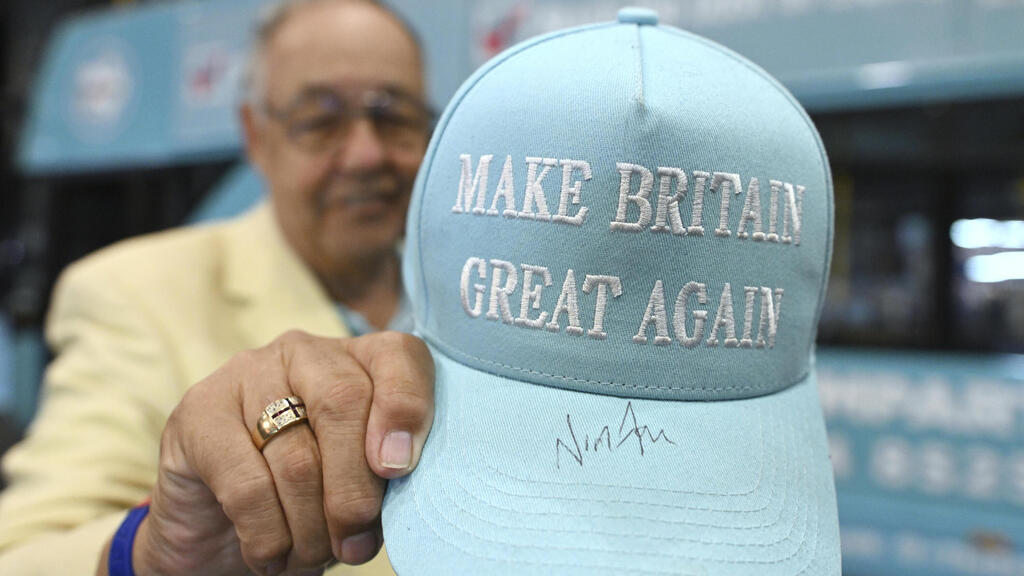 תומך של נייג'ל פראג' מנהיג מפלגת הימין העמוק ב בריטניה Reform UK ב כנס של המפלגה ב ברמינגהאם 5/6 בספטמבר